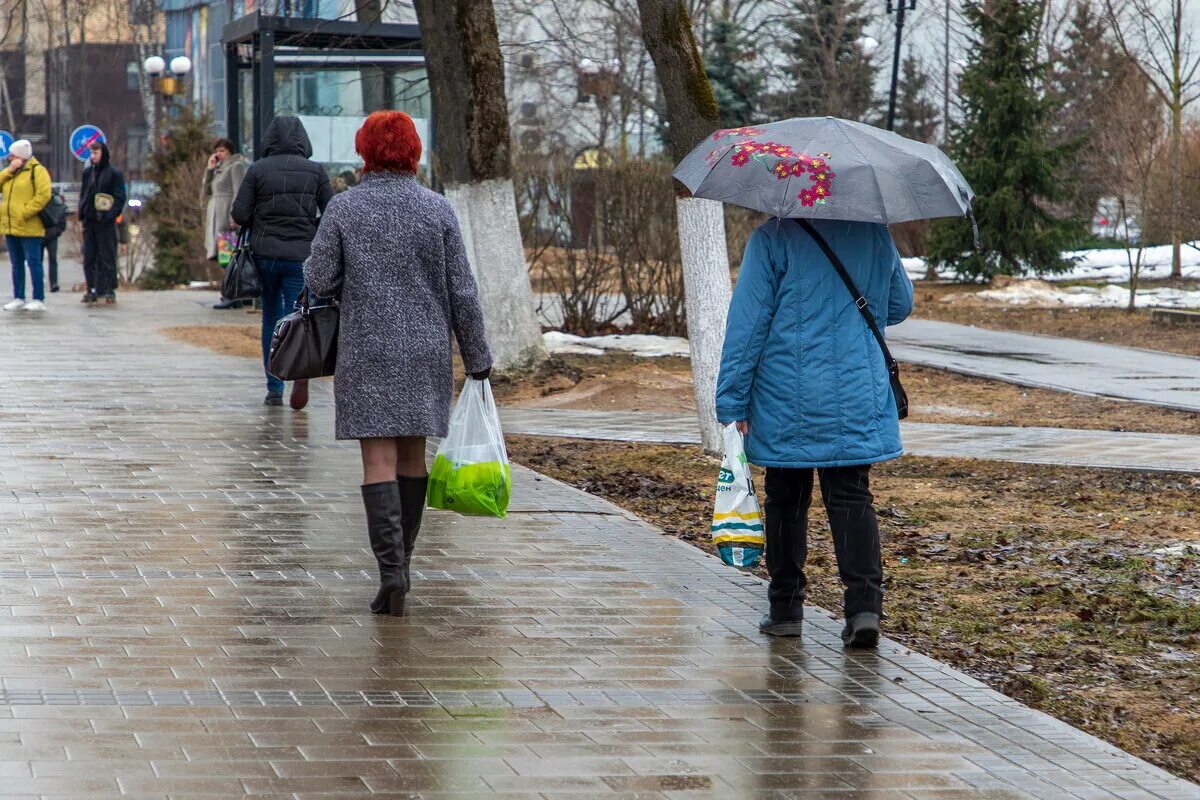 без снега. предупреждают о резком похолодании. холодное лето москва люди. дождливая погода эстетика. похолодание в париже.
