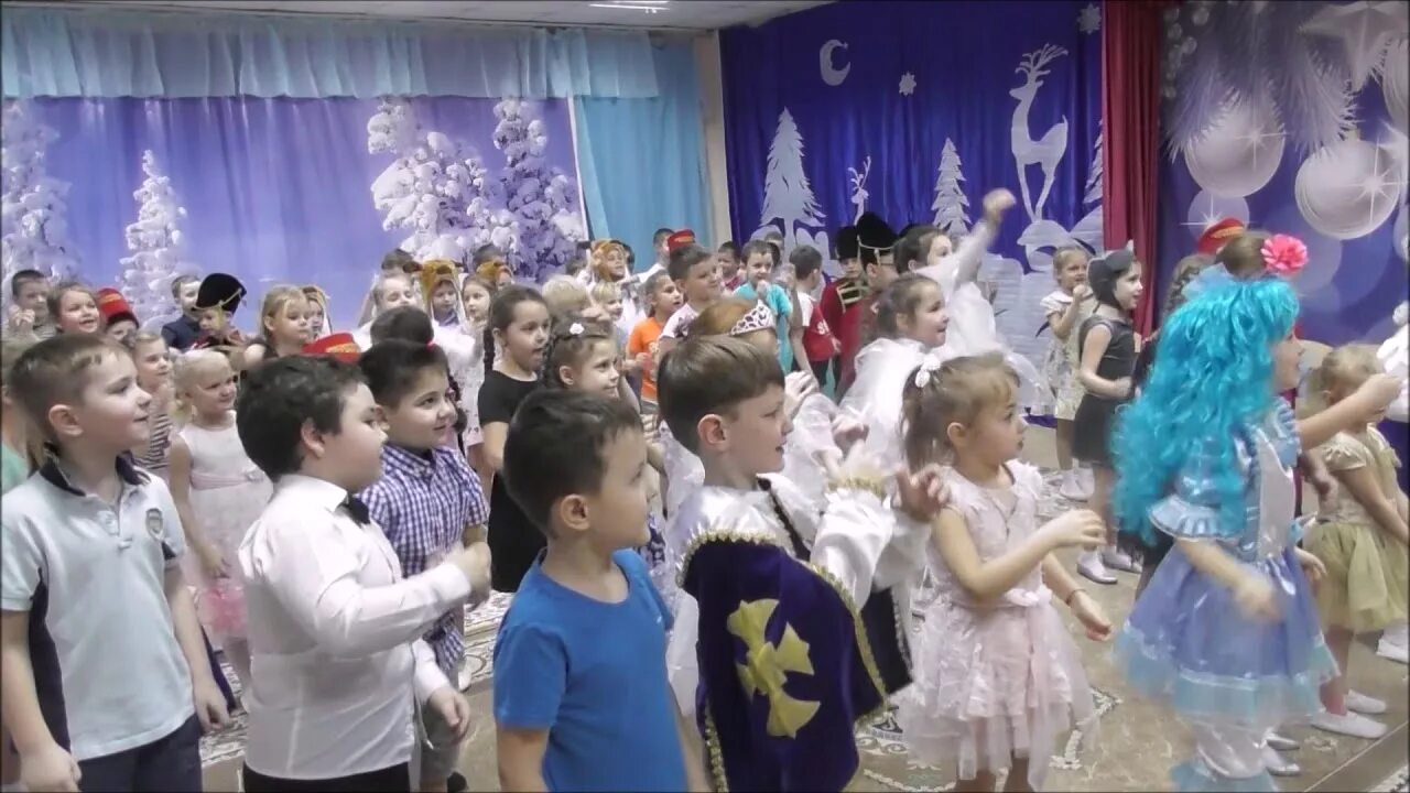 Игра с ускорением снег руками нагребаем. Игра с ускорением снег руками нагребаем. Игра снег руками нагребаем. Снег пушистый нагребаем лепим лепим ком большой. Зимние игры и развлечения в детском саду фотоотчет.