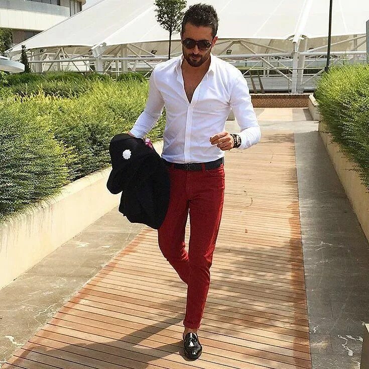 Мужчина низ. Красные брюки с белой рубашкой. Красные штаны белая рубашка. Мужчина в красных штанах. К красным брюкам мужчине.
