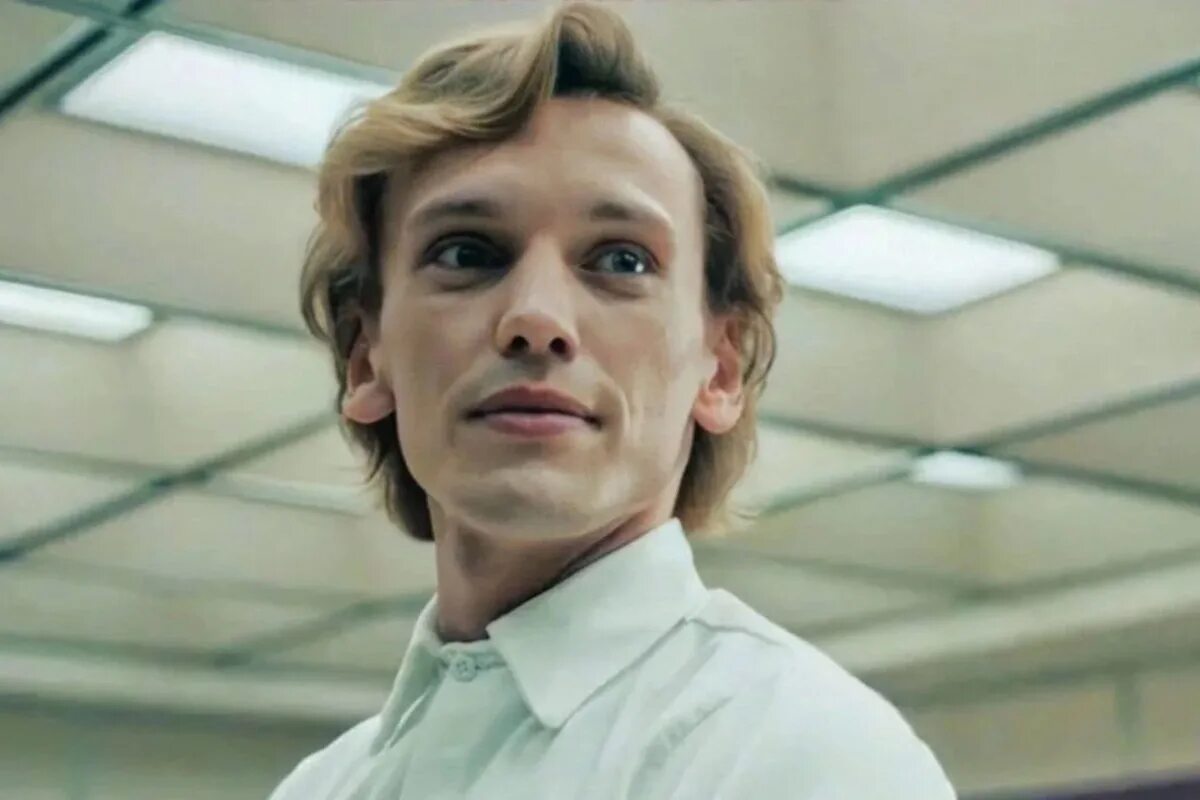 Jamie campbell bower stranger things. Питер баллард очень странные. Джейми кэмпбелл бауэр векна. Джейми кэмпбелл бауэр 2022. Питер баллард очень странные дела.