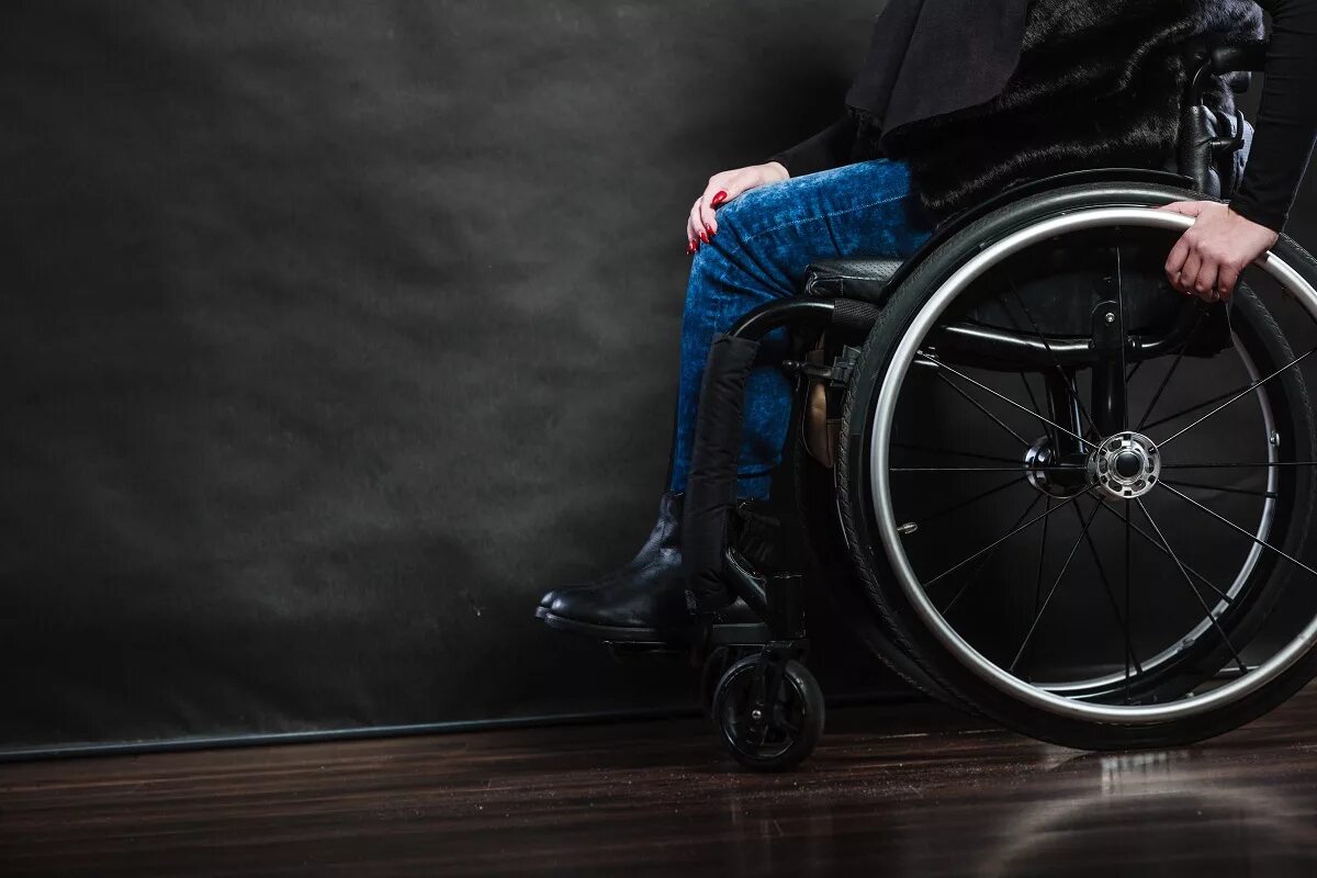 Invalid class. Страшная инвалидная коляска. Инвалидная коляска в темноте. Инвалидная коляска на темном фоне. Инвалид мчится на коляске.