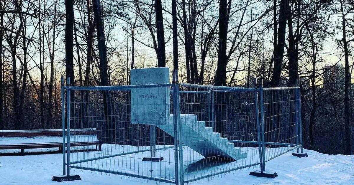 Памятник журналистам погибшим за свободу слова грозный. Аллея журналистов грозный. Ограждения в парках. Памятник свободе слова. Сквер журналистов в грозном.