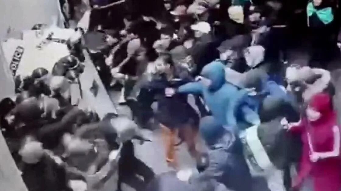 Протесты в Казахстане 2022 столкновения с полицией. Кавказцы напали толпой.