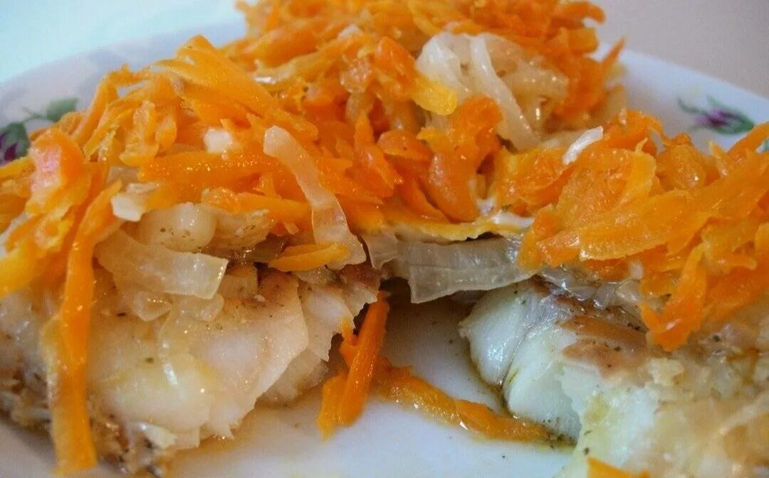 Рецепт минтая в духовке с морковью. Филе минтая под луком и морковью. минтай в духовке с морковью и луком в сметане. минтай с морковью. филе минтая с луком и морковью.