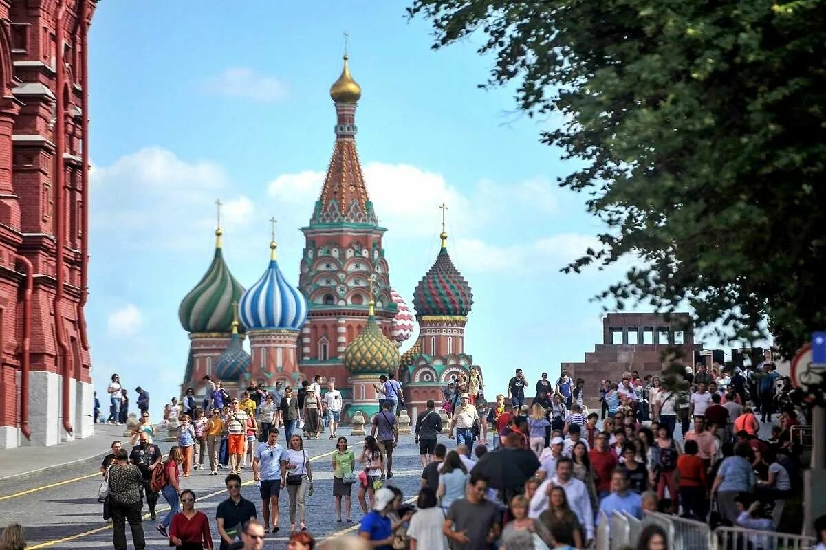 Москве где есть хорошие работа. Туристы в Москве. Туристы на красной площади. Туризм в Москве. Туризм в России.