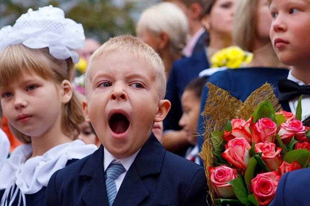 Школа года фотография. Школьники на линейке. Смешные первоклашки. Дети на школьной линейке. Линейка для детей.