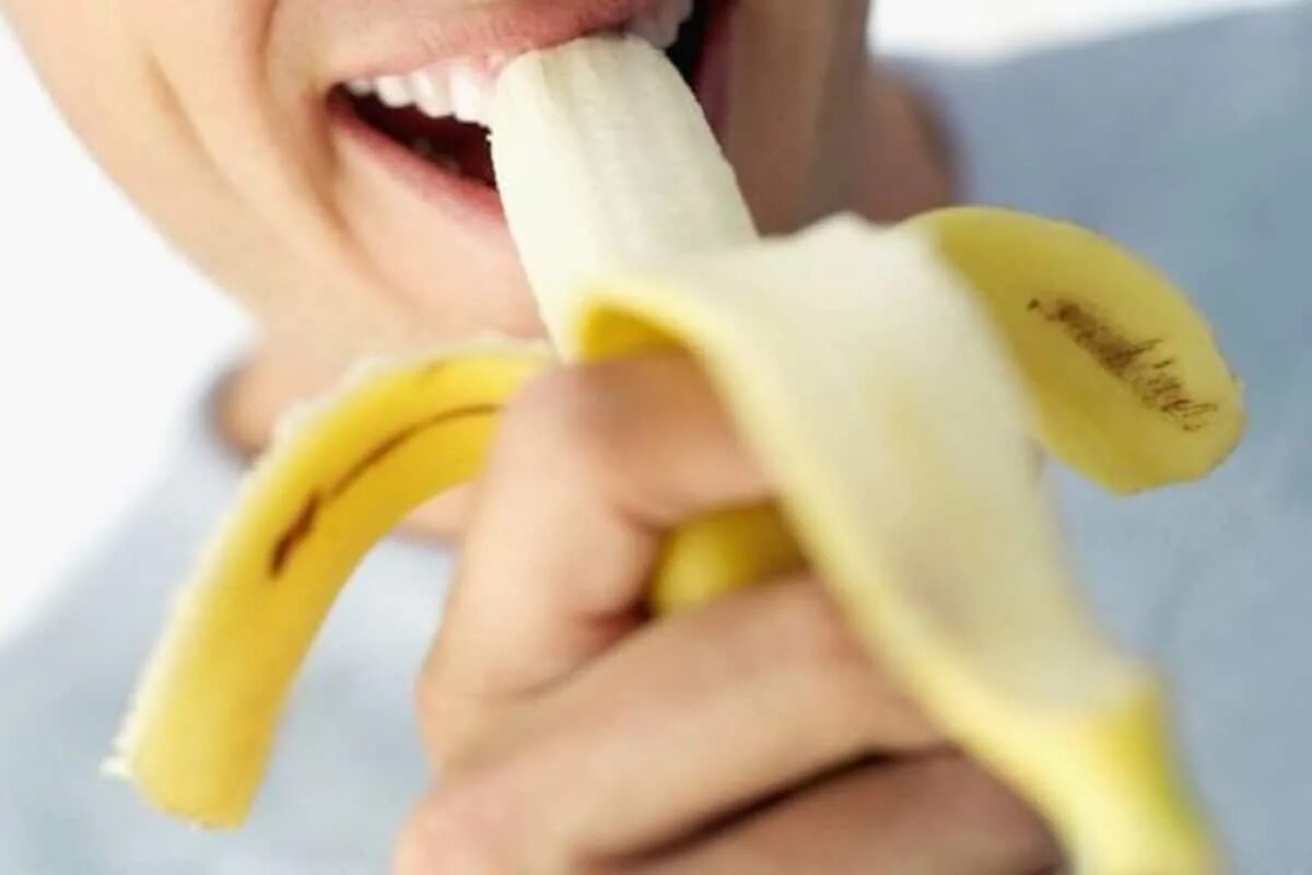 Вред бананов для мужчин. Ест банан. Потенция банан. Банан у мужчин. Банан со сметаной для мужчин.