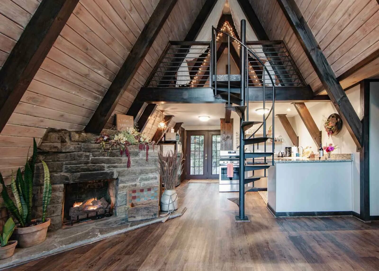 А фрейм дом изнутри глэмпинг. А фрейм интерьер. А фрейм интерьер. Aframe дом интерьер. Эндрю геллер дом шалаш внутри.