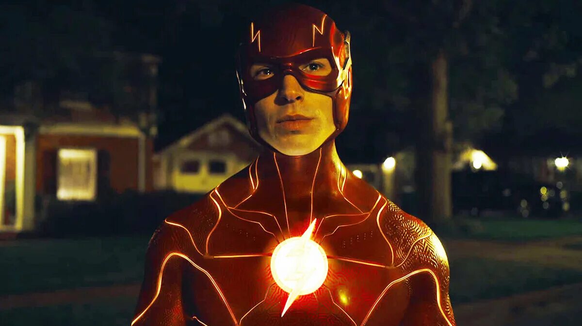 Голдберг флеш. Грудастая женщина в майке. Шелдон купер в костюме флеша. John wesley shipp 1990. Супермен генри.