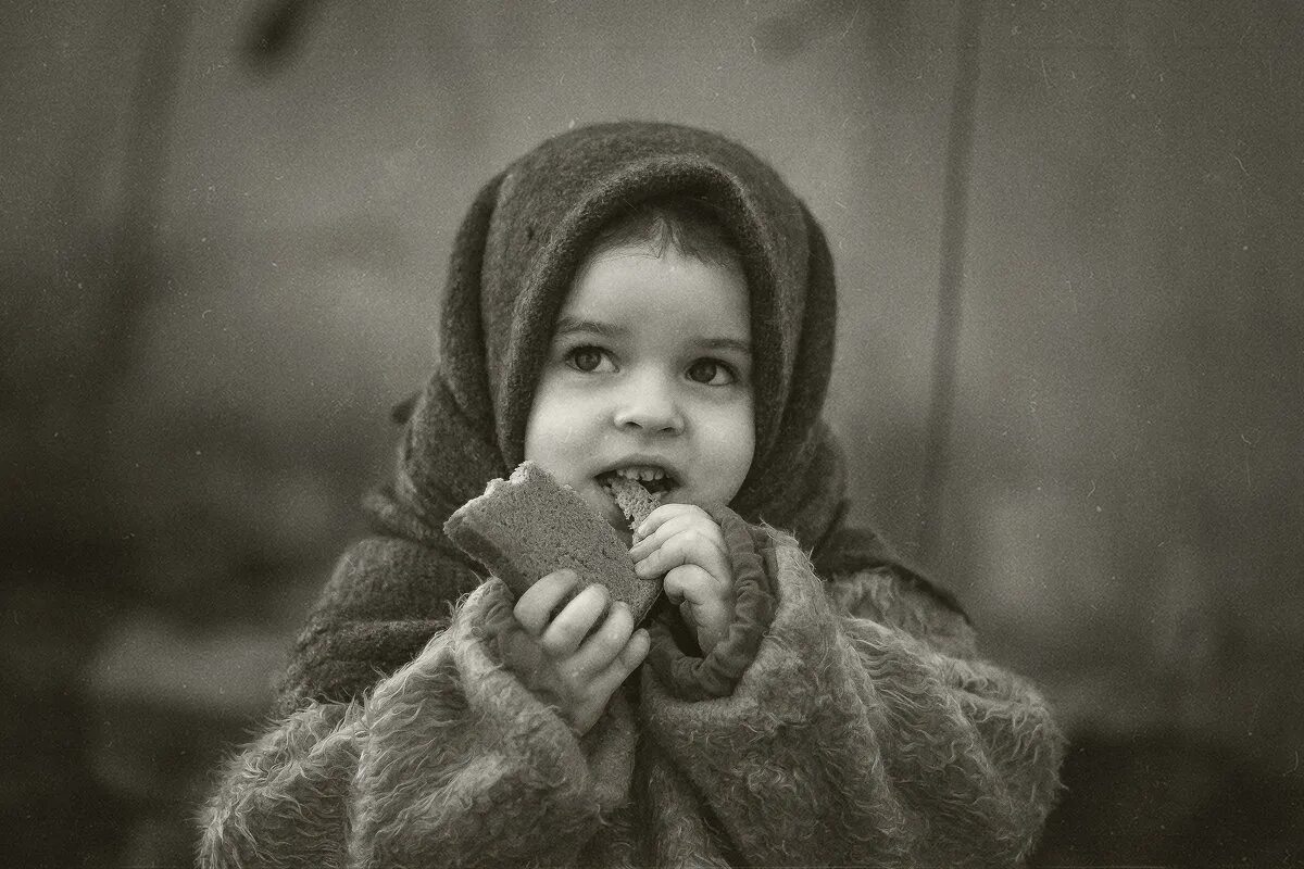 Маленькие дети вов. Голодные дети войны 1941-1945. Маленькие дети вов. Плачущий ребенок в годы войны. Дети на войне 1941-1945.