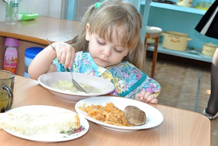Обед в детском саду. Питание в детском саду. Еда в детском саду. Питание детей в садике.
