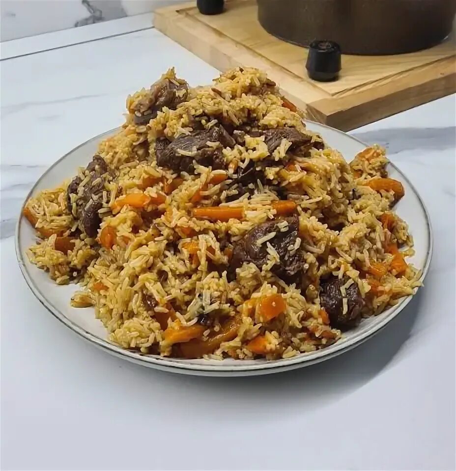 Плов с изюмом и мясом в казане. Афганский плов. плов в афганском казане.
