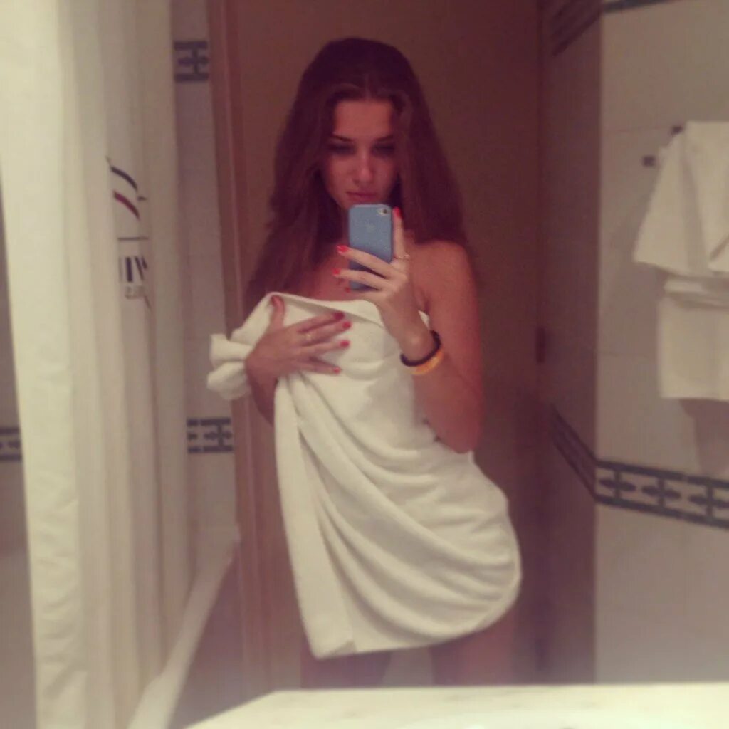 Фото девушек в ванной в зеркале. Девушка в полотенце в зеркале. селфи в зеркале в полотенце. девушка в халате у зеркала. брюнетка после душа селфи.