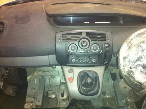 Scenic 2 панель приборов схема. 6 торпеда. разбор сценик 2. моторчик подлокотника рено сценик 2. разбор сценик 2.