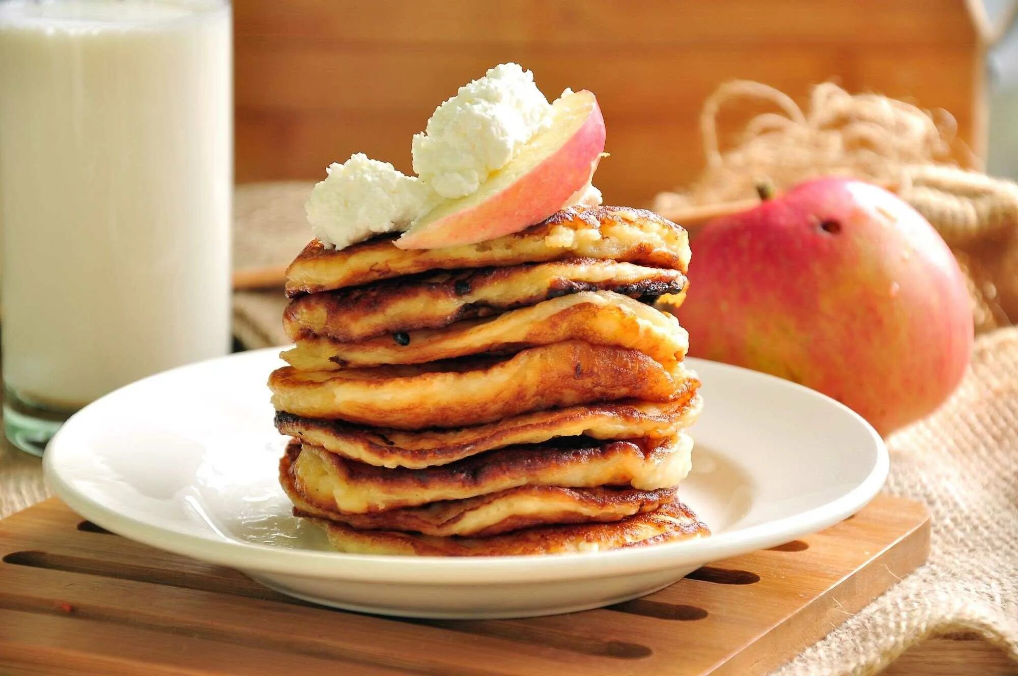 Овсяные панкейки. Яблочные оладушки. Тесто для панкейков. Яблочные блины. Яблочные панкейки пп.
