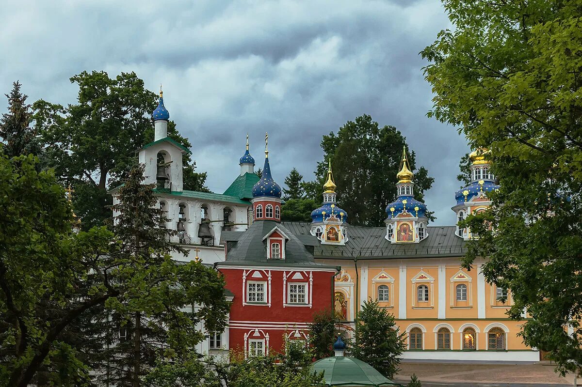 Псково печерский монастырь печоры псковская область. Псков Псково-Печерский монастырь. Успенский Псково-Печерский монастырь. Псково-Печорский Свято-Успенский мужской монастырь. Свято Печерский монастырь Псков.