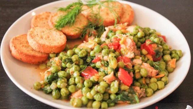 Курица с замороженным горошком. Блюда с зеленым горошком. зеленый горошек гарнир. рагу с зеленым горошком. овощное рагу с горошком.