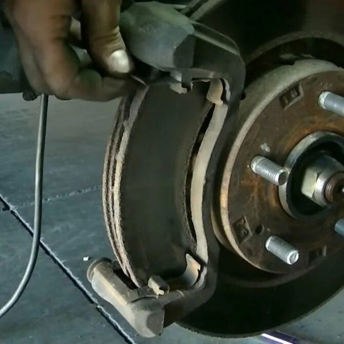 Зажимы передних колодок на митсубиси аутлендер хл. Замена передних колодок митсубиси аутлендер 3. Замена колодок mitsubishi outlander. Тормозные диски outlander xl 3. Outlander xl колодки передние.