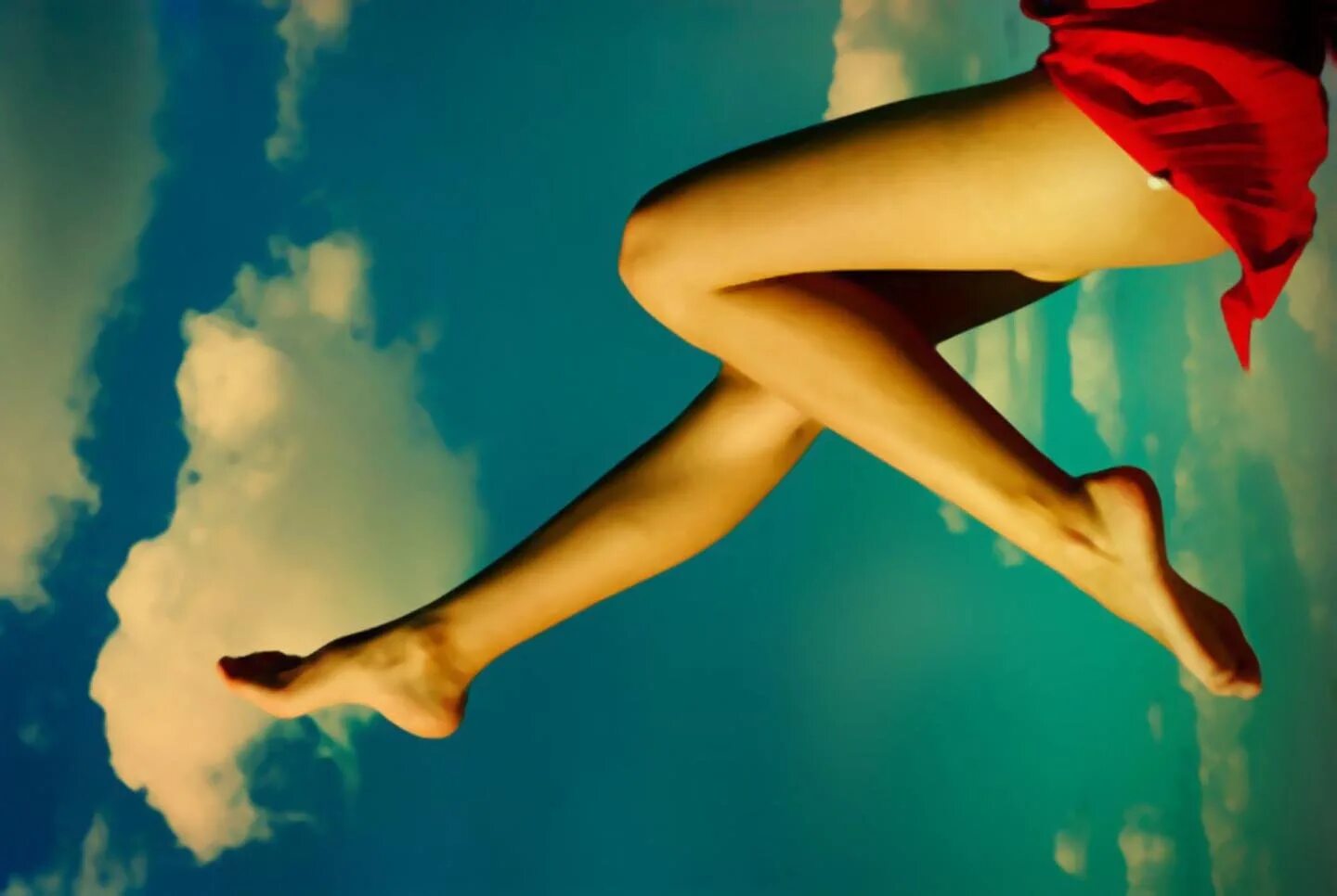 педикюр на загорелых ногах. природа спокойствие. анекдот про солнышко. девушка в солнечных лучах. анекдот про солнышко с ножками.