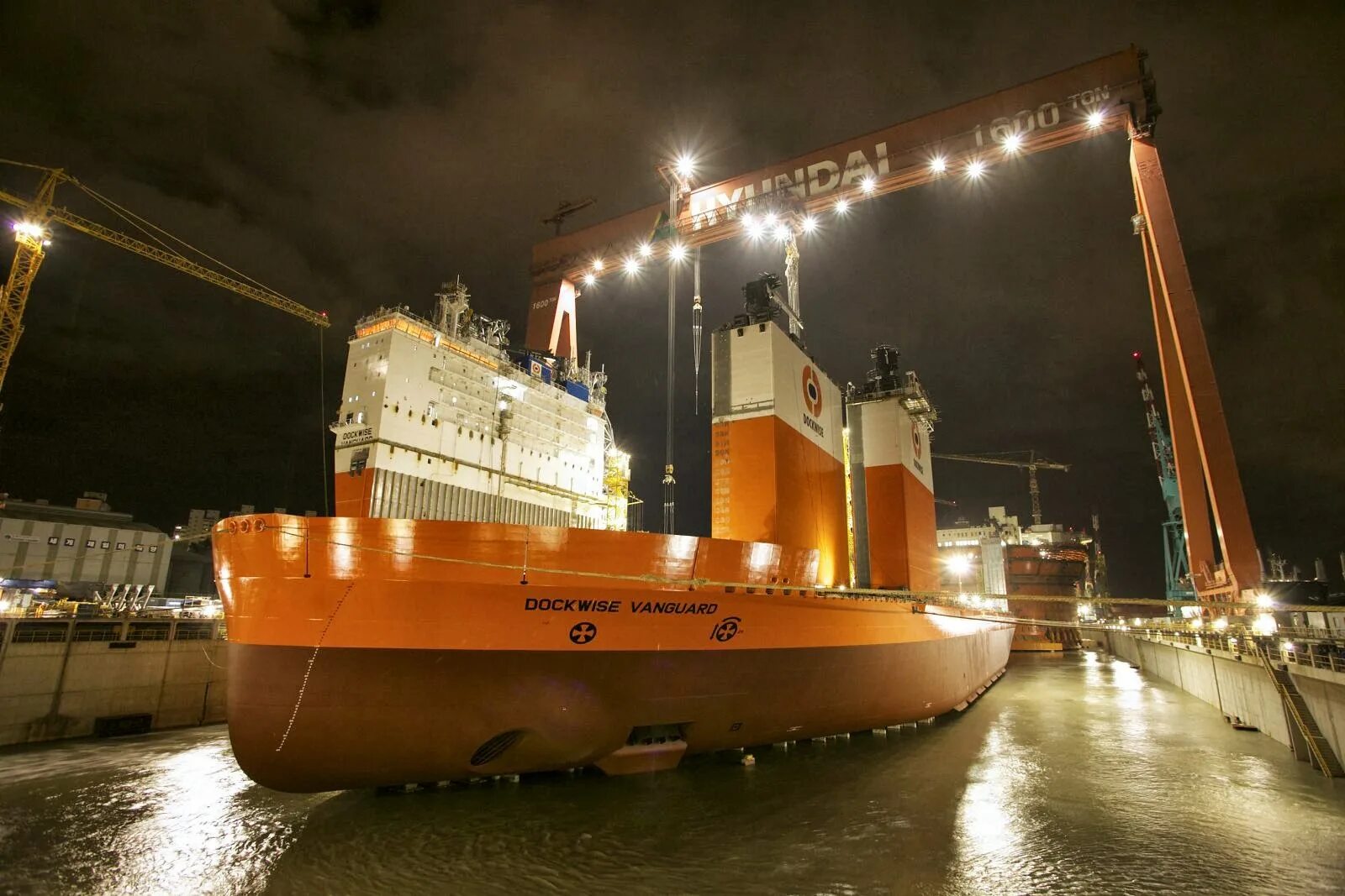 Судно видео. Судно Dockwise Vanguard. Dockwise плавучий док. Самый большой в мире корабль - док (Dockwise Vanguard). Плавучий док Vanguard.