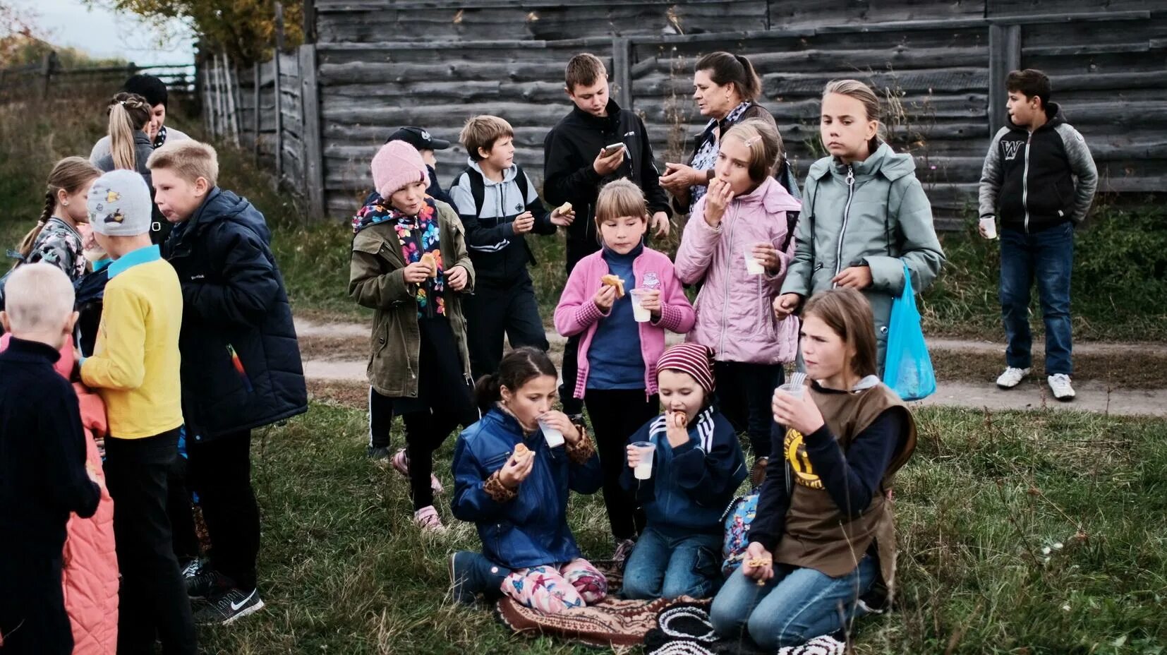 Счастливое детство в деревне. Ребята деревня. Малыши. Деревня жителей. Ребята деревня.