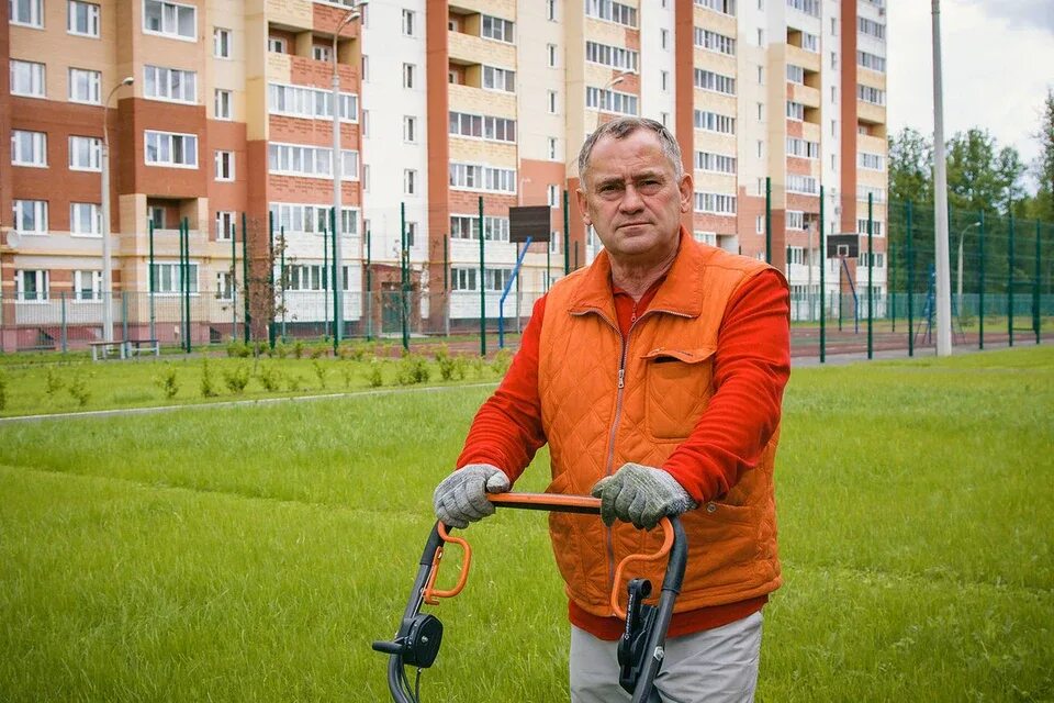 Семён бухарин дворник художник. Дворник бухарин ижевск. Жкх ижевск фото. Требуется дворник. Дворник.