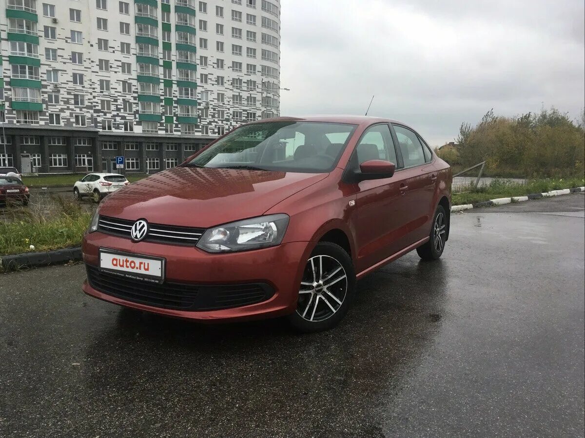 Купить фольксваген поло в новгороде. Volkswagen Polo sedan красный. Фольксваген поло седан красный. VW Polo sedan серо красный. Фольксваген красная 2012.