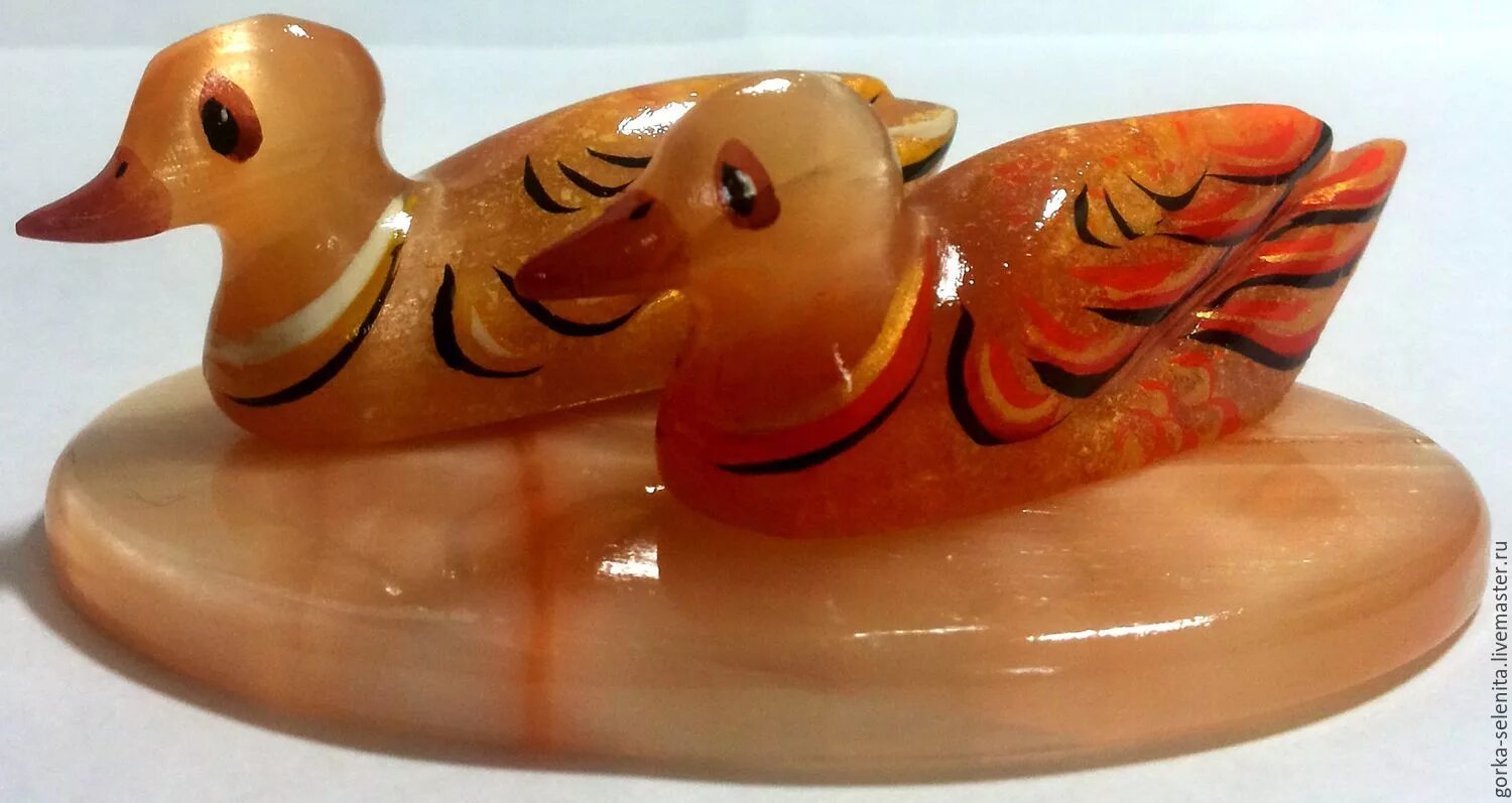 Селенит пермь. Кошки из селенита. Уральский камень селенит. Красный ясыл селенит. Сувениры из селенита.