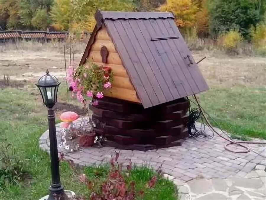 Оформление колодца. Красивый домик для колодца. Украли канализационный люк. Колодцы тверь тверская область. Дачный колодец.