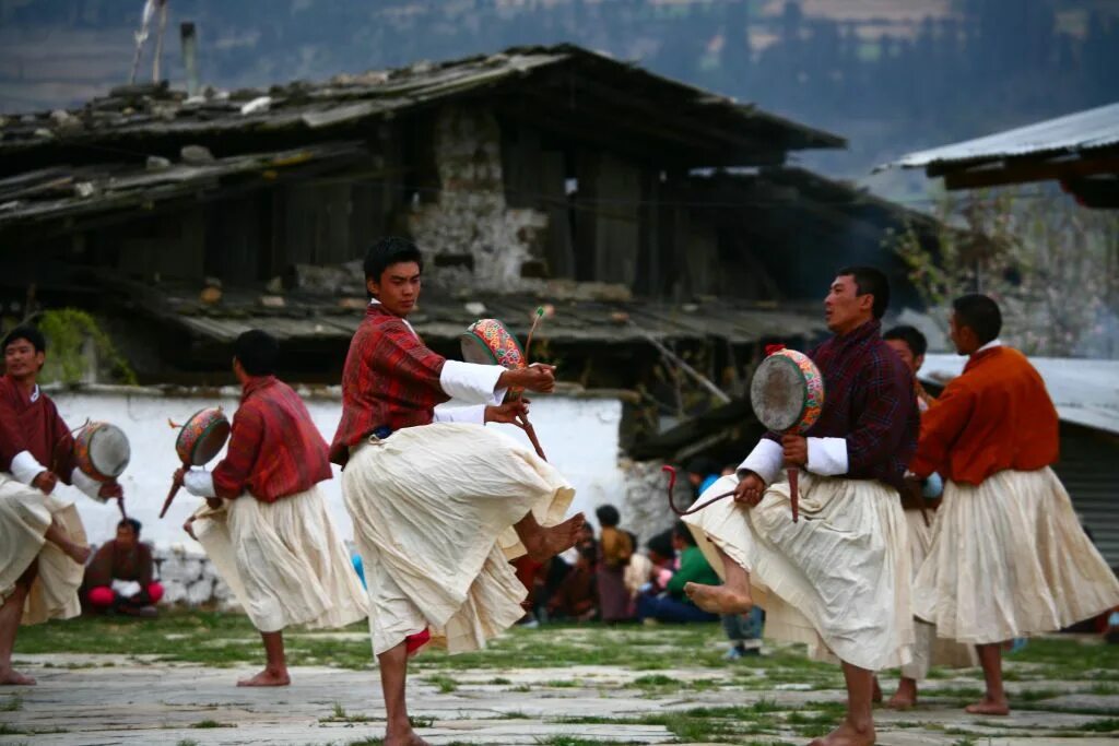 Бутан работа. Бутан. Народные праздники в бутане. Чистый бутан.