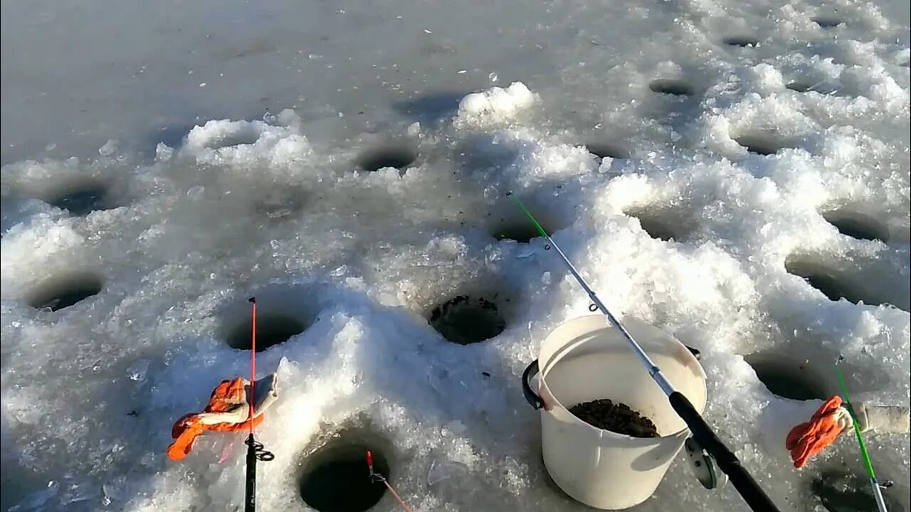 Ловля со льда видео. Зимняя удочка на карася. Ловля карася зимой. Рыбалка зимой на открытой воде. Снасть на карася зимой со льда.