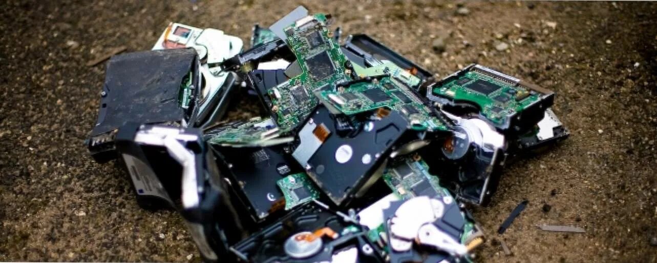 Диск вышел из строя. Сломанный диск. разбитый компакт диск. разбитый disk. диск сломанные сдают.