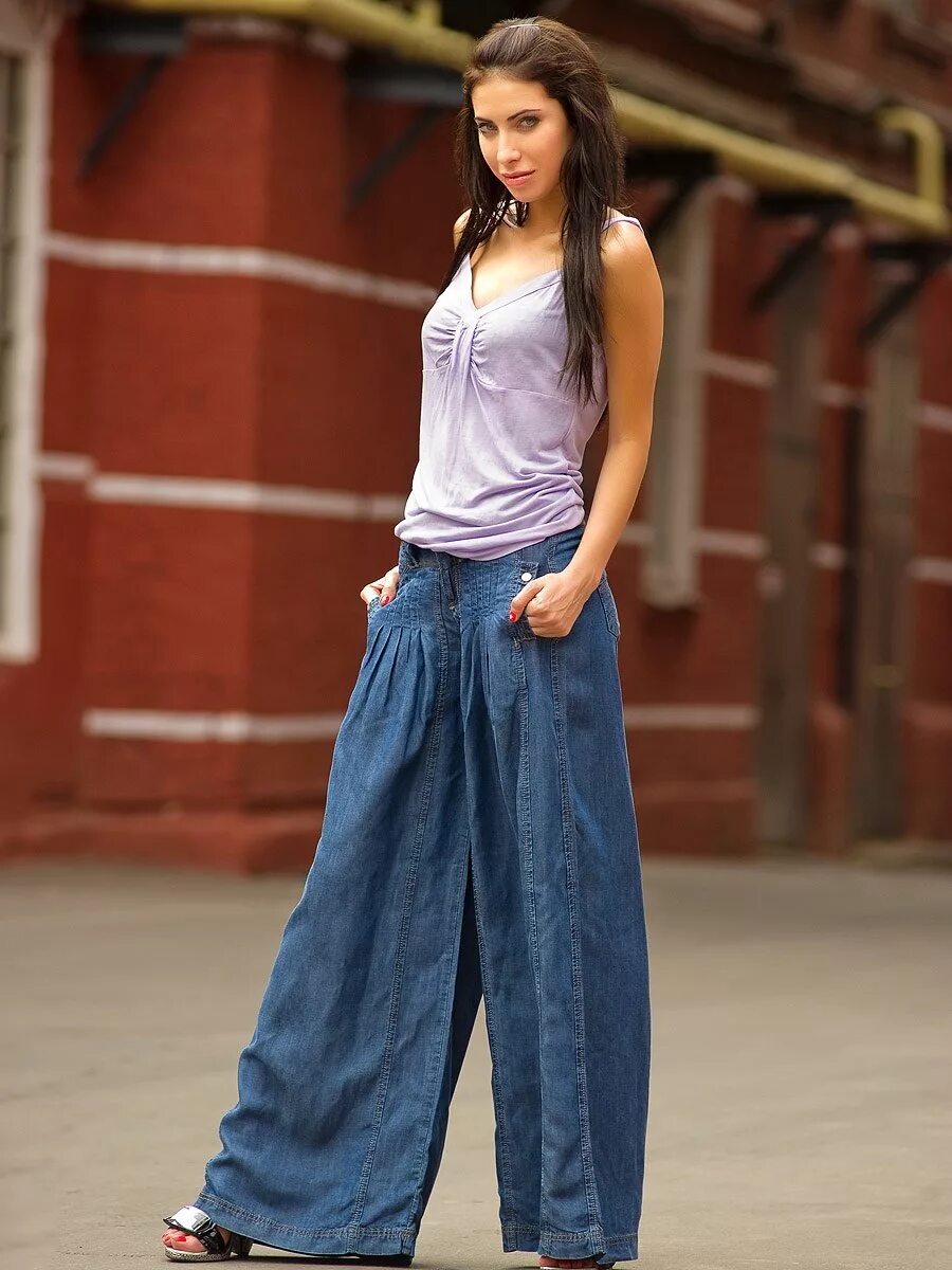 Фото широких штанов. Палаццо клеш джинсы. Брюки палаццо джинсовые 70х. Джинсы женские широкие от бедра. Джинсовые брюки женские широкие.