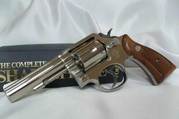 Револьвер производители. Смит-вессон. Револьвер пневматический crosman 357-6. Револьвер-зажигалка 19 век. Револьвер производители.