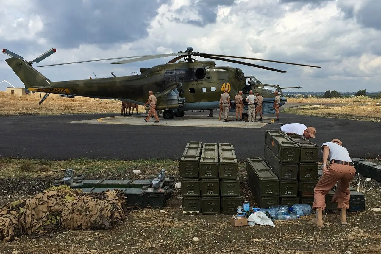 Ми 24 п авиабаза Хмеймим. Ми 24 п авиагруппа ВКС России в Сирии авиабаза Хмеймим 2016 г. Аэродром Хмеймим Сирия. Авиабаза Табка в Сирии.