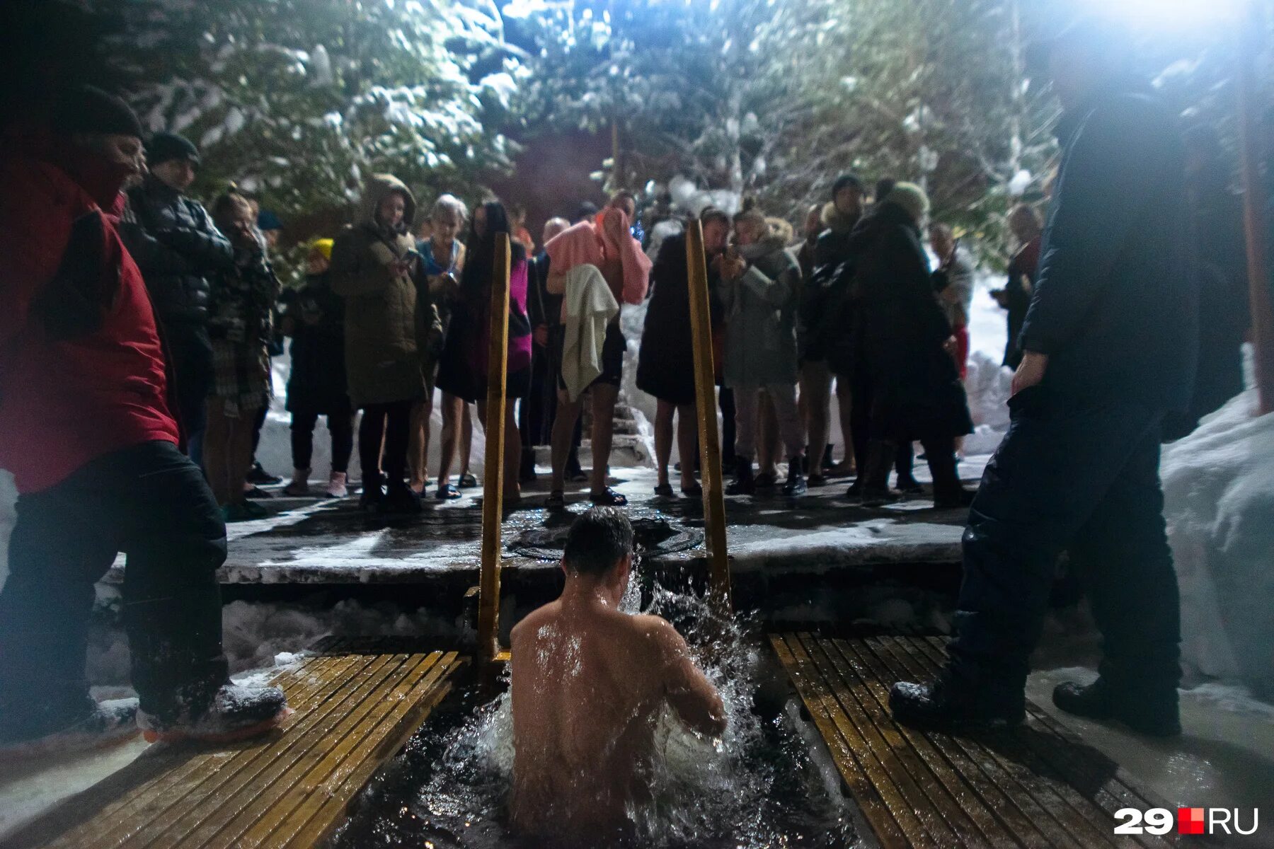 Можно набрать крещенскую 19 января. Святая вода. Крещение какого числа. Водокрещи. Крещение прорубь 2023.