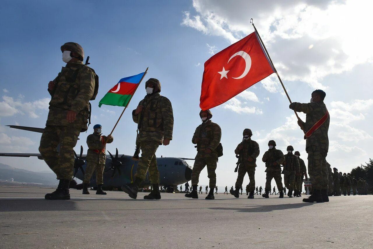 Азербайджан начнет войну. Азербайджано турецкие военные учения. Армия Азербайджана 2021. Учения Турции и Азербайджана 2021. Учения азербайджанских и турецких военнослужащих.