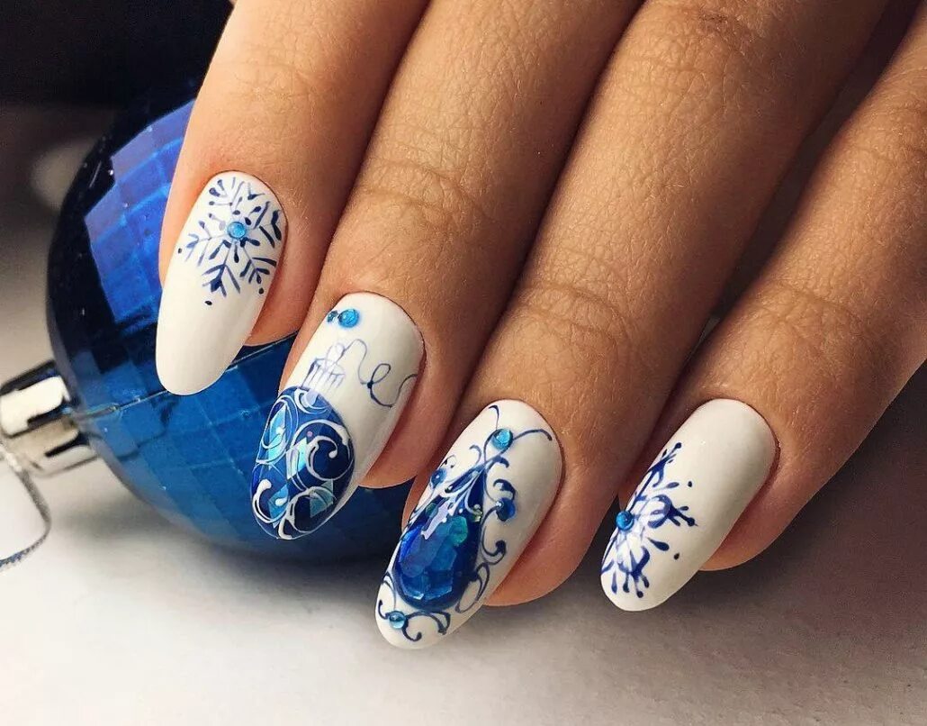 новогодний маникюр 2023 24. стильный новогодний маникюр. маникюр со снежинками. маникюр на новый год белый. маникюр ма на новый год.