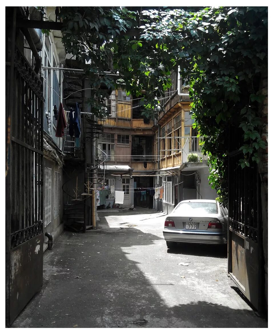 Дворик 44. Дворик 44. Интерьер садового участка. Кузнецова 44 иваново фото. Кирпичный дом внутренний дворик.