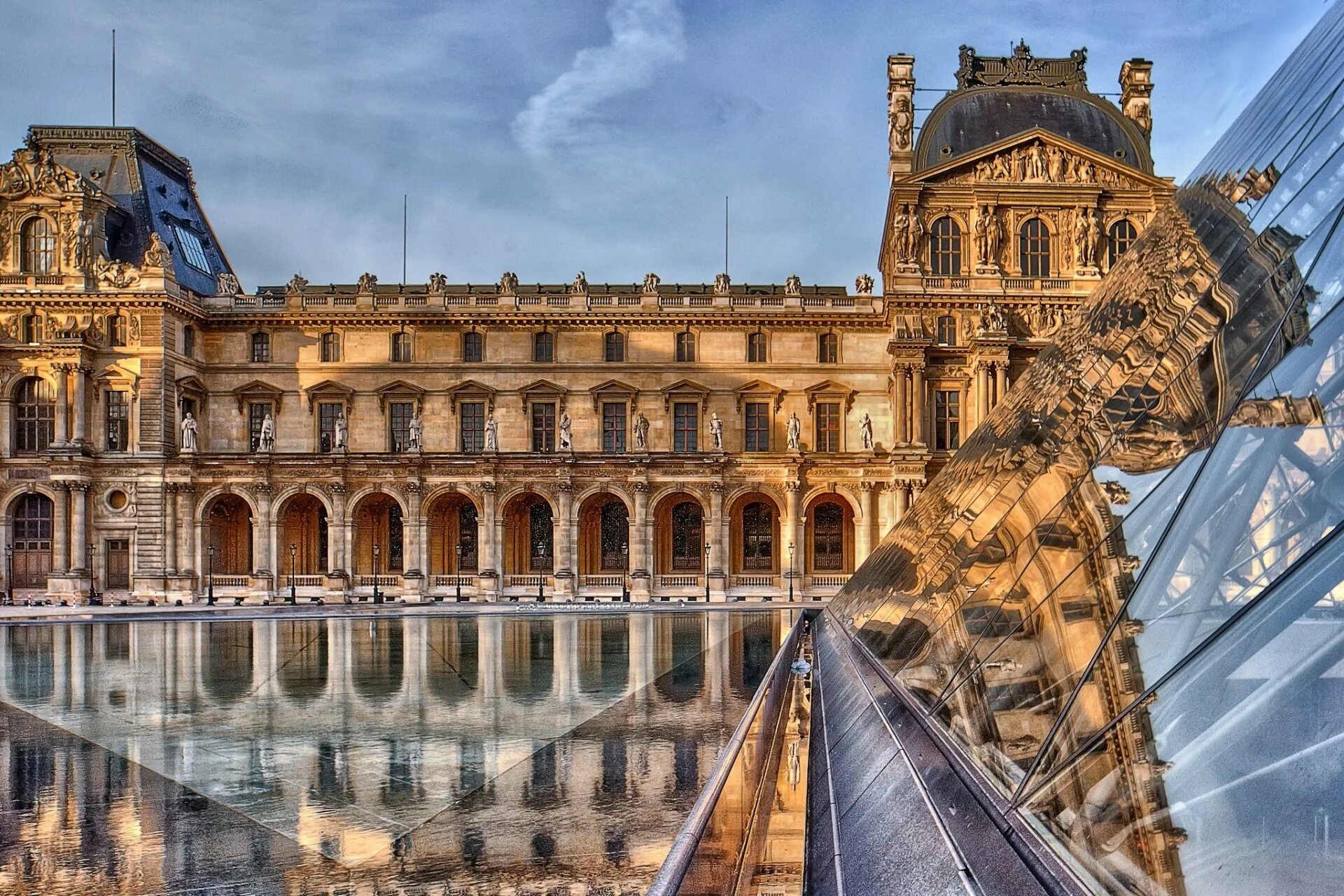 De louvre. Лувр Париж Франция. Лувр Париж архитектура. Париж экскурсии Лувр. Лувр Париж здание.