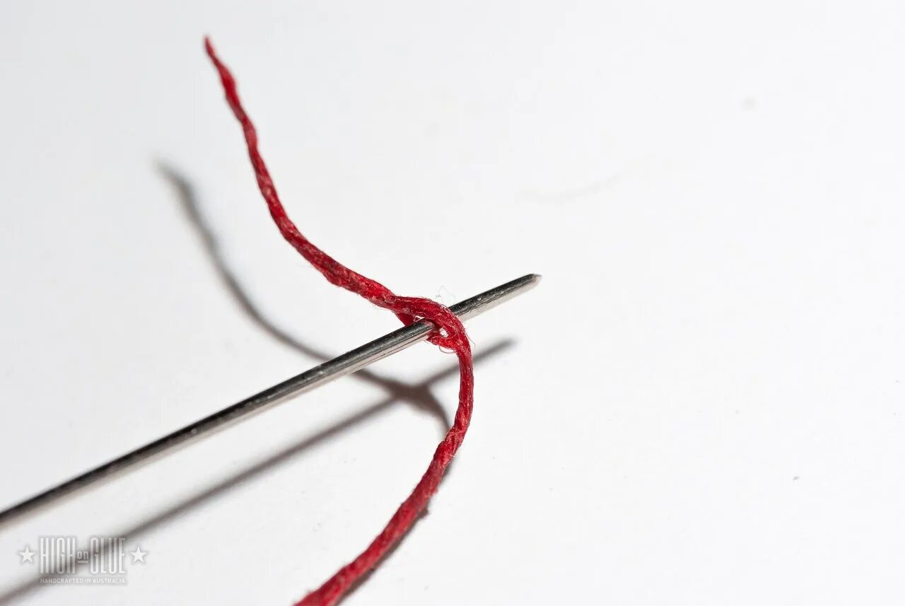 Закрепление нити в конце вышивки. Закрепление нити при вышивке крестиком. Закрепление нити без узелка в вышивке крестиком. Вышивка крестом закрепление нити. Вышивка крестом закрепление нити.