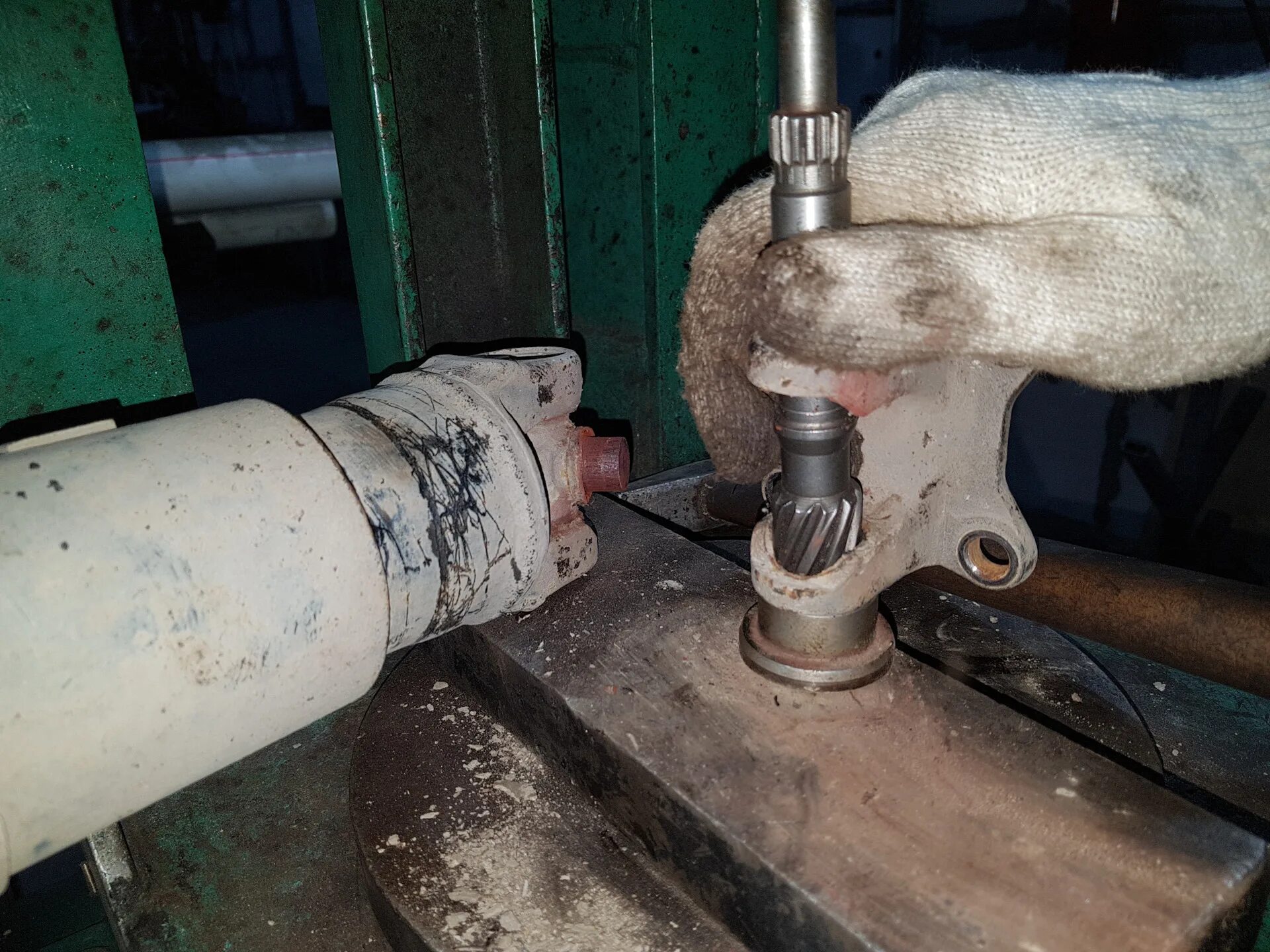 Крестовина карданного вала ремкомплект. Поменять кардан. Форд транзит хомут кардана. Крестовины под болт кардан 540 мм. Крестовина кардана газ 66 малый кардан.