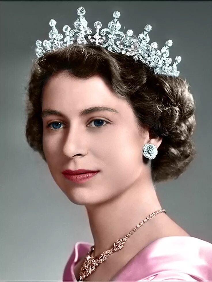 Queen of great britain. Королева Элизабет 2 в молодости. Сапфировая тиара королевы Елизаветы 2.