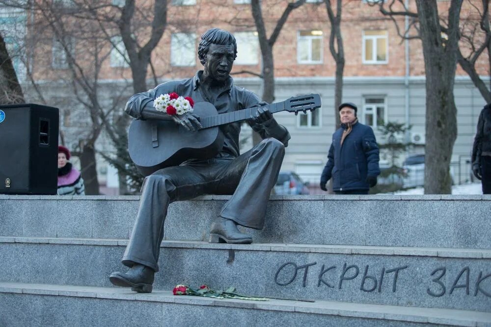 Памятник Владимиру Высоцкому во Владивостоке. Памятник Высоцкому во Владивостоке зима. Памятник Владимиру Высоцкому Магадан. Легендарный сегодня