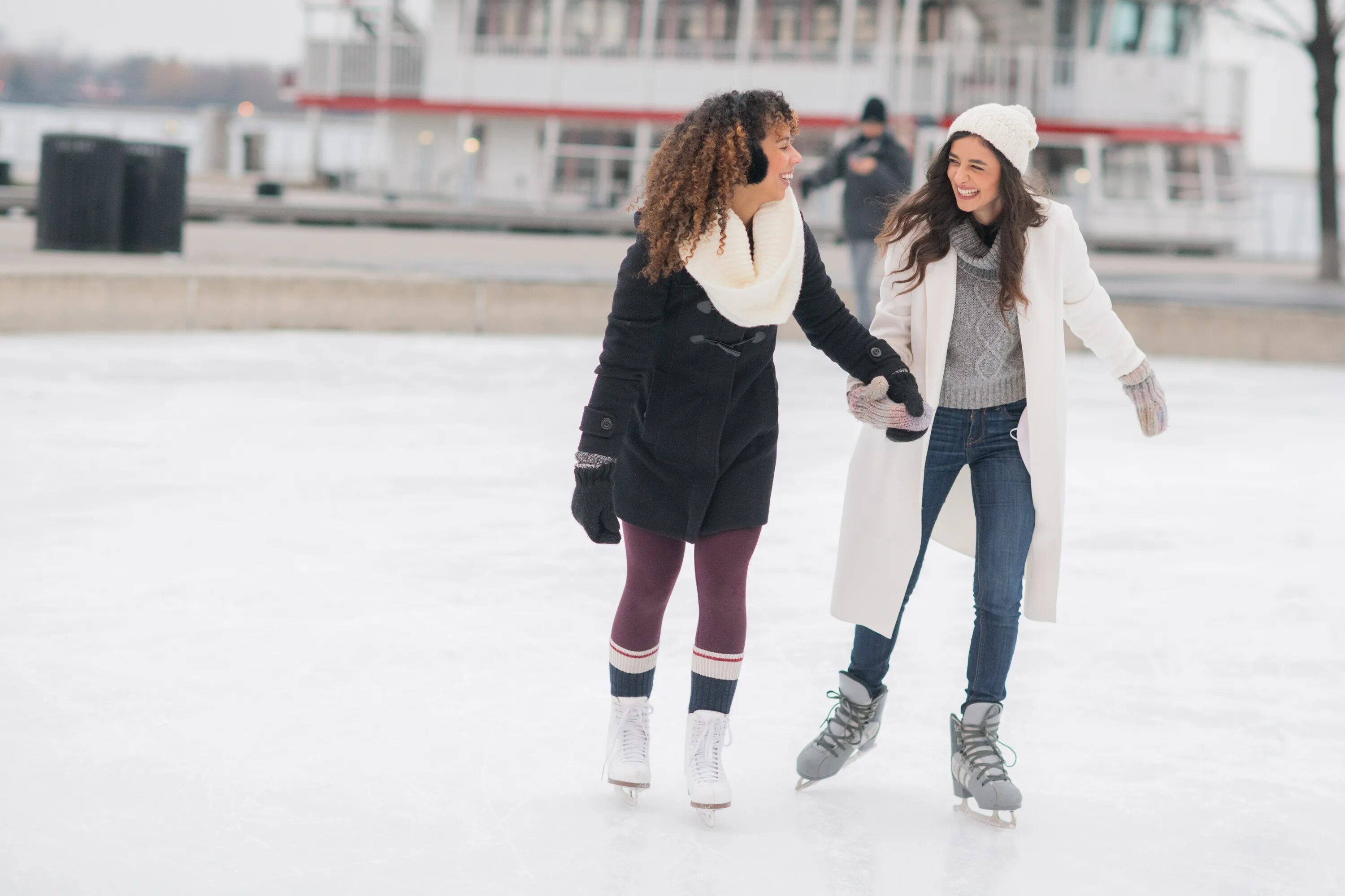 Женщина на коньках. Пара на коньках. Medeo Ice Skating. Фигурное катание на коньках. Женщины Магнитогорск.