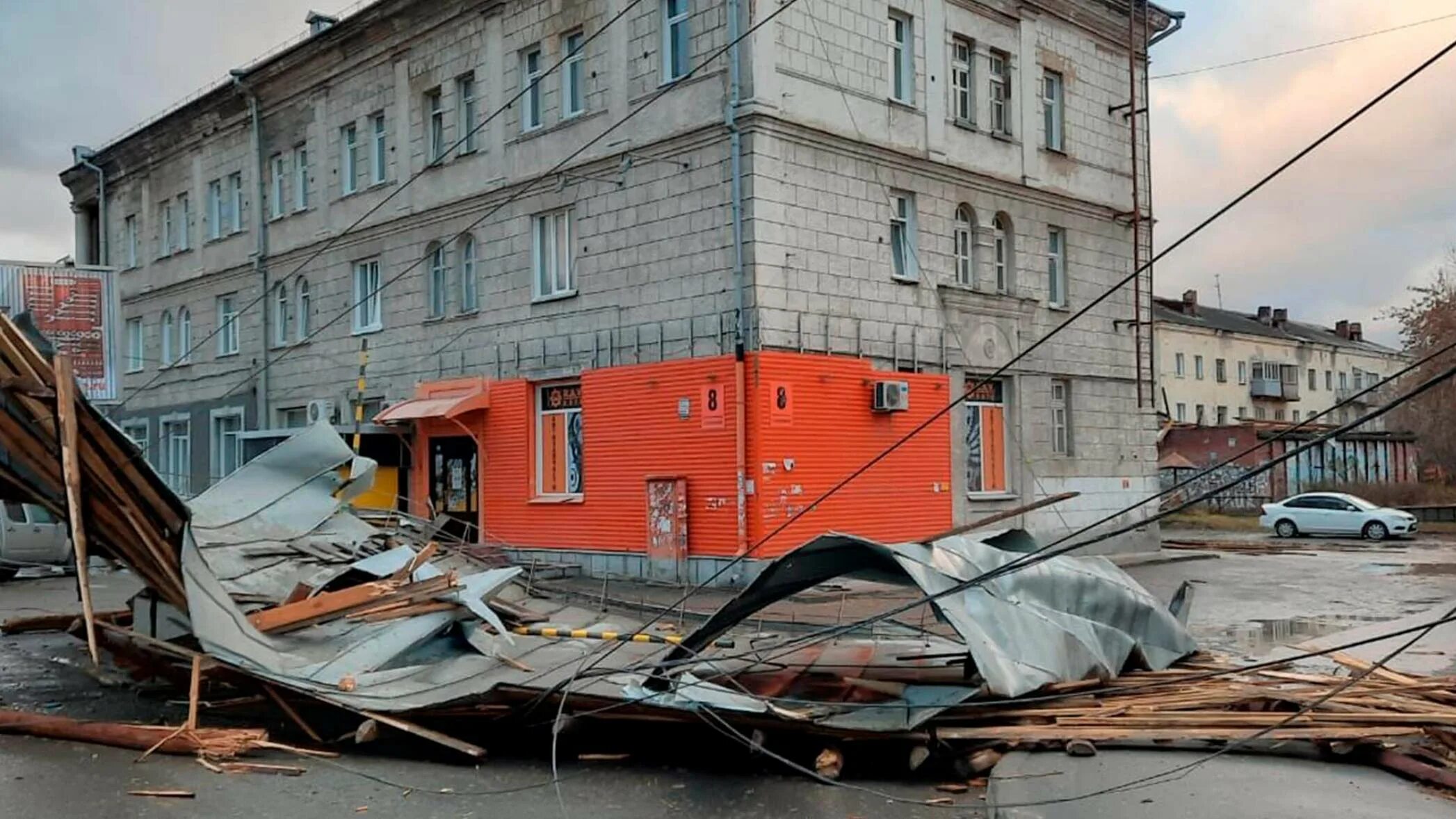 Ураганом снесло крышу. Снесло крышу ветром. Сорвало крышу. Обрушение зданий. Ураганом снесло крышу.