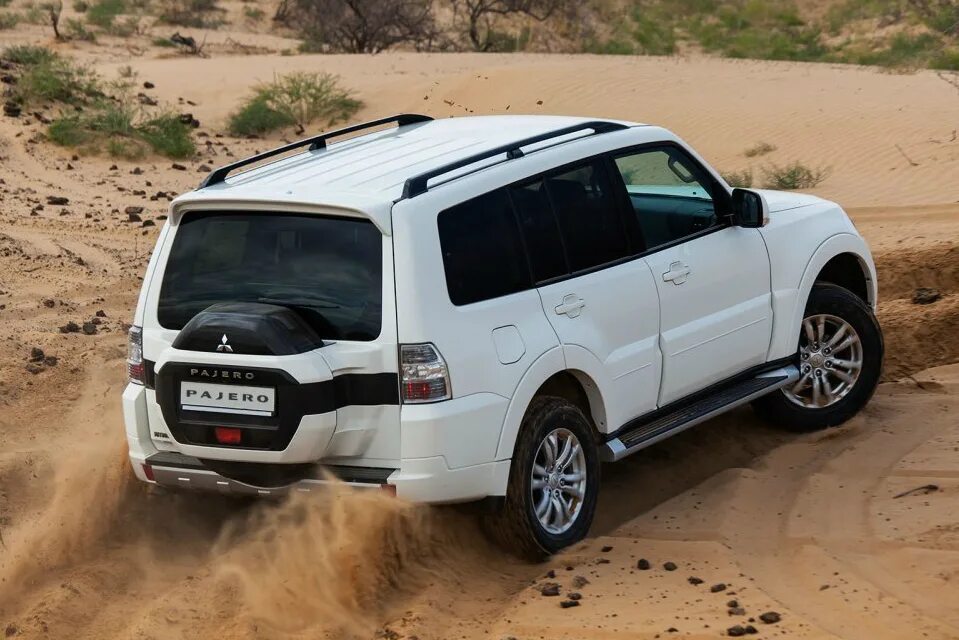 Mitsubishi pajero объем. Mitsubishi Pajero. Паджеро 4. Митсубиси Паджеро 4x4. Митсубиси Паджеро 300.