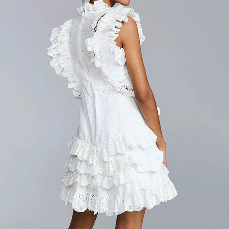 Платье с рюшами. Белое платье с оборкам. Платье белое с волнами. Белое платье с рюшками.