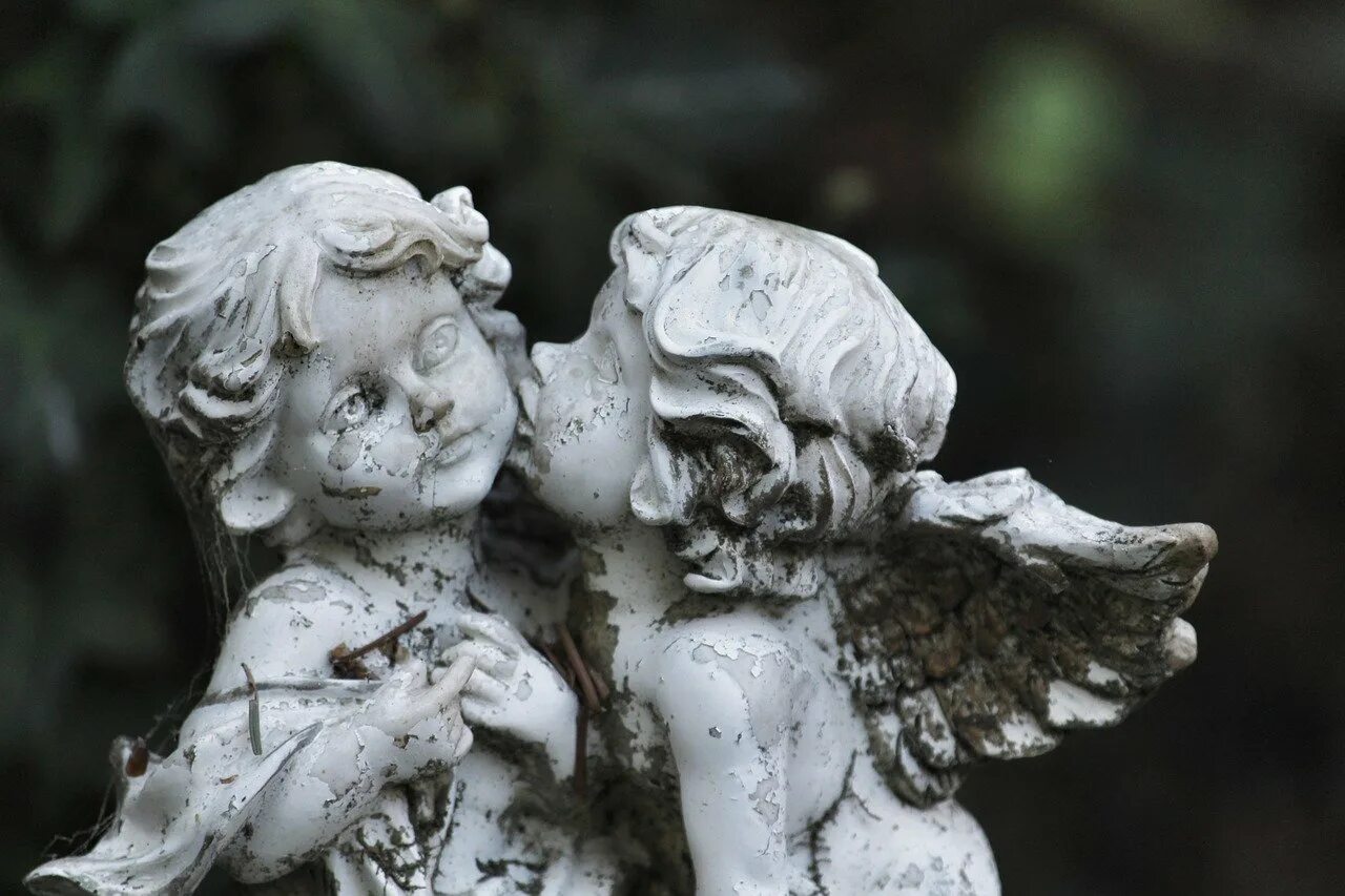 Два ангела. Два ангелочка. Статуя любви. Поцелованные ангелом