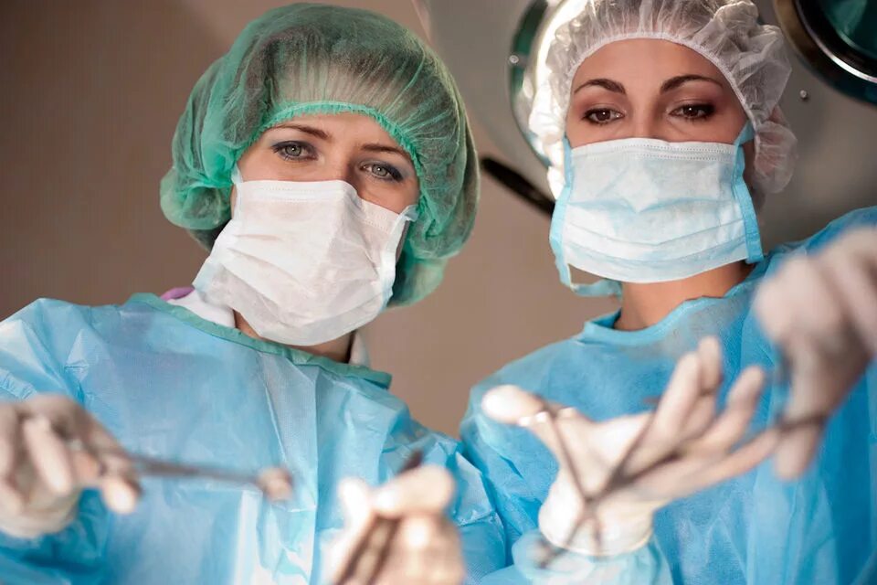 Хирургическая медсестра. Медсестра в операционной. Девушка хирург в операционной.